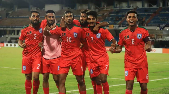 বিরতিতে যাওয়ার আগে সমতায় ফেরার আরেকটা দারুণ সুযোগ পায় বাংলাদেশ। এবার বাংলাদেশকে হতাশ করেছে গোলবার।