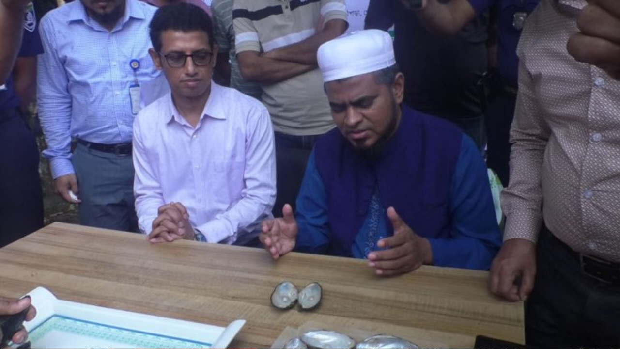 গোপালগঞ্জে প্রতিবন্ধীদের মাঝে হুইল চেয়ার বিতরণ করলেন জেলা প্রশাসক